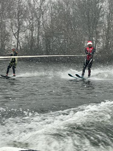 Brrrrr, waterskiën in de winter - Lommel