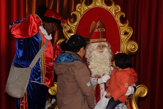 De Sint deelt cadeaus uit aan kansarme kinderen - Tongeren