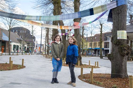 Meer dan 348 meter sjaals in het straatbeeld - Lommel