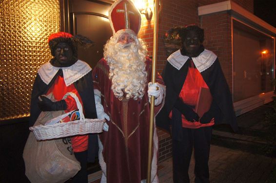 F16's, Sinterklaas, en twee Zwarte Pieten - Peer