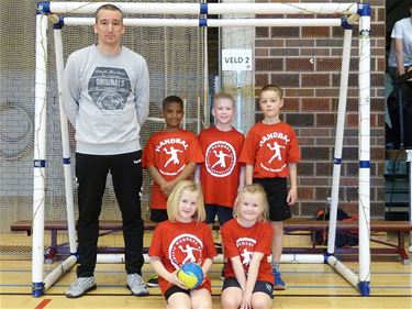 Jonge handballertjes in de sporthal - Neerpelt