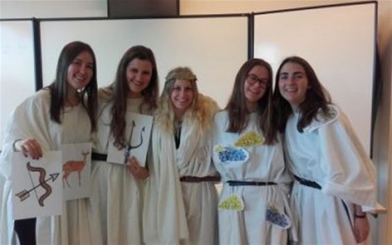 Leerlingen verkleed als Romeinse goden - Peer