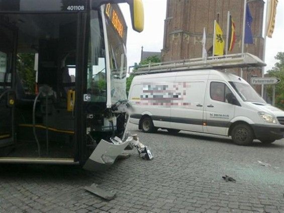 Lijnbus beschadigd na ongeval - Peer