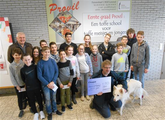 Mooie cheque voor Blindengeleidehondenschool Genk - Lommel