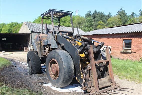 Tractor in brand aan Grote Baan - Meeuwen-Gruitrode