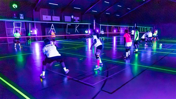 Volleyballen in blacklight, bij Lovoc - Lommel