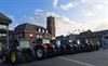 Pelt - Boeren met tractoren voor het gemeentehuis