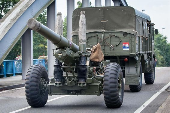 200 militaire voertuigen in colonne - Neerpelt
