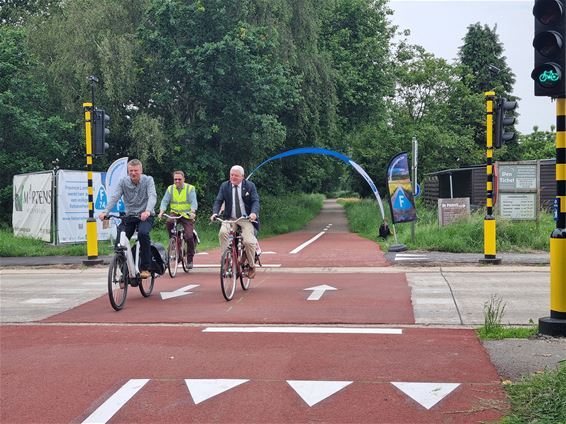 4 Peerse kruispunten van fietssnelweg geopend - Peer