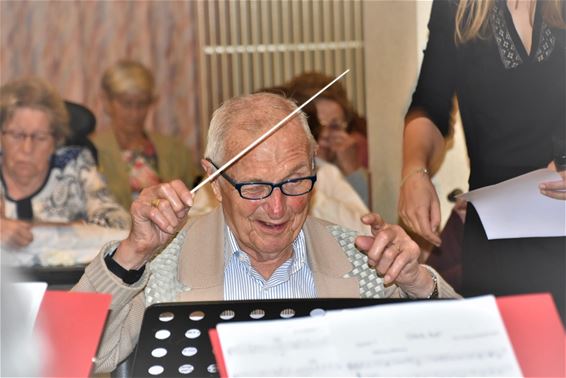 94-jarige Cyriel Plees dirigeert harmonie - Beringen