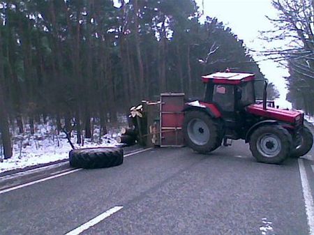 Aanhangwagen gekanteld op Peerderbaan - Neerpelt