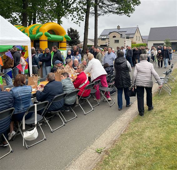 Aanschuiven aan een 70 meter lange ontbijttafel - Oudsbergen