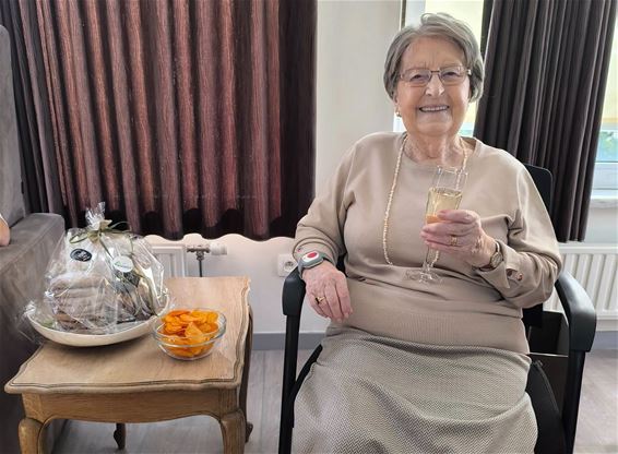 Anna Geraerts blaast 100 kaarsjes uit - Bocholt
