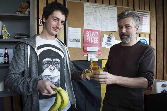 Apenstreken in club 9 Koersel: gaan met die banaan - Beringen