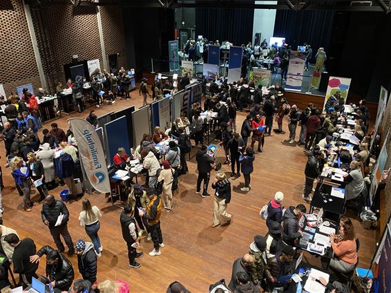 Asielzoekers met de bus naar jobbeurs