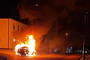 Auto brandt volledig uit in Paal - Beringen