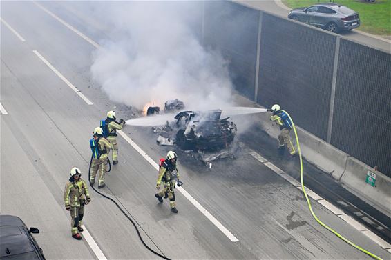 Auto brandt volledig uit - Beringen