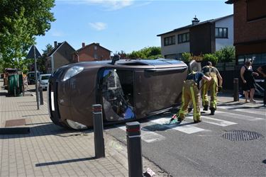 Beringen - Auto gekanteld: één gewonde