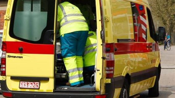Auto over de kop: bestuurster (22) gewond - Bocholt