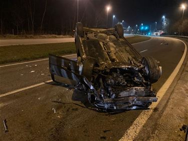 Auto over kop: man (34) gewond - Oudsbergen