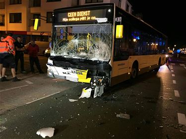Autobestuurder gewond na botsing met bus - Leopoldsburg