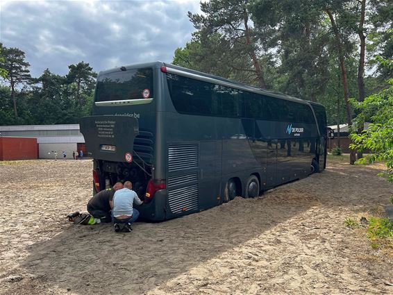 Autocar rijdt zich vast op Scoutsrally - Pelt