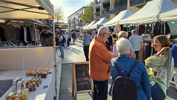 Pelt - Avondmarkt lokt veel volk naar Neerpelt-Centrum