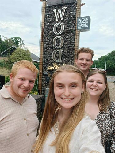 Axelle en Seppe ontspannen bij WoodWellness - Beringen