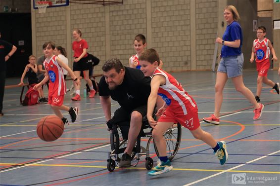 Basketten tegen de ouders, da's genieten! - Lommel