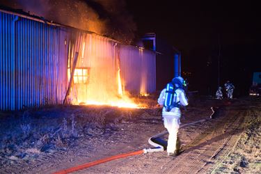 Bedrijfsloods met wagens gaat in vlammen op - Beringen