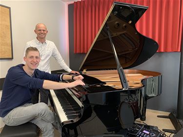 Beiaard en piano spelen Belpop - Pelt