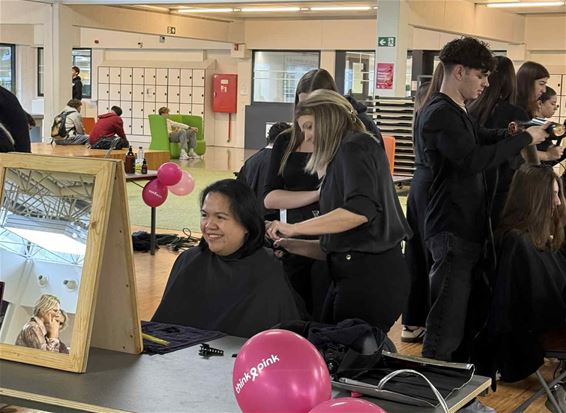 Beringse kappersstudenten knippen voor ThinkPink - Beringen