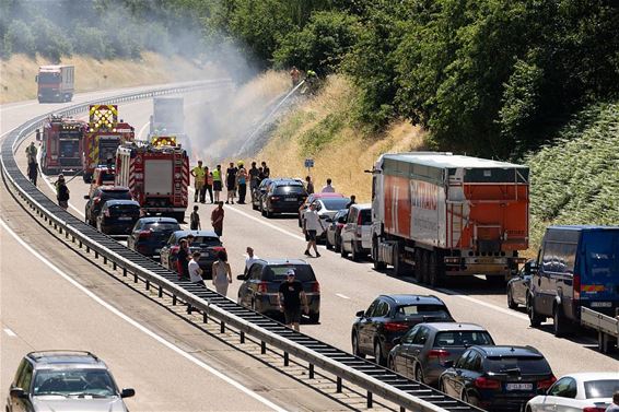 Bestelwagen uitgebrand op Noord-Zuid - Hechtel-Eksel & Pelt