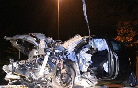 Bestuurder crasht tegen boom - Lommel