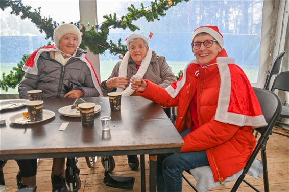 Bewoners De Bekelaar genieten van kerstsfeer - Lommel