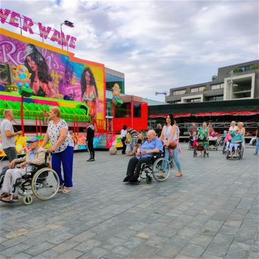 Bewoners Kapittelhof genieten op de kermis - Lommel