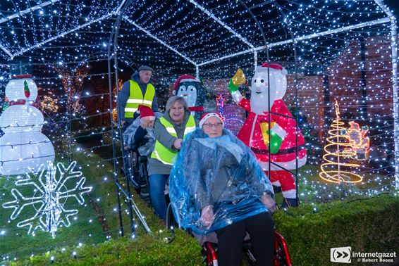 Bewoners Kapittelhof genieten van lichtshow - Lommel