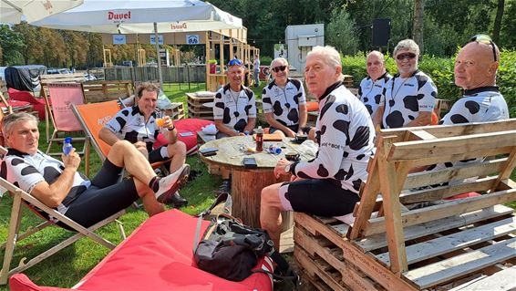 Bier aan 't kanaal trekt kudde wielertoeristen aan - Pelt