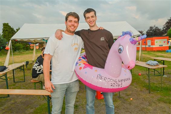 Biertongers Lukas en Seppe winnen bierpong - Lommel