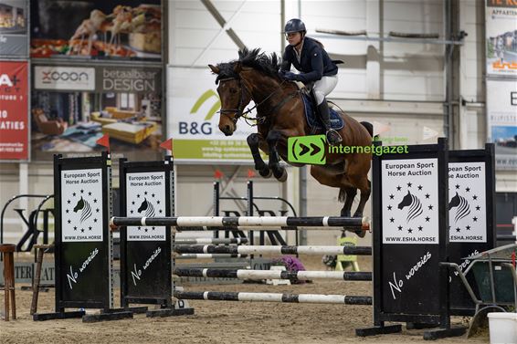 Birthe Goossens met Nobel van de Dommel Z - Peer