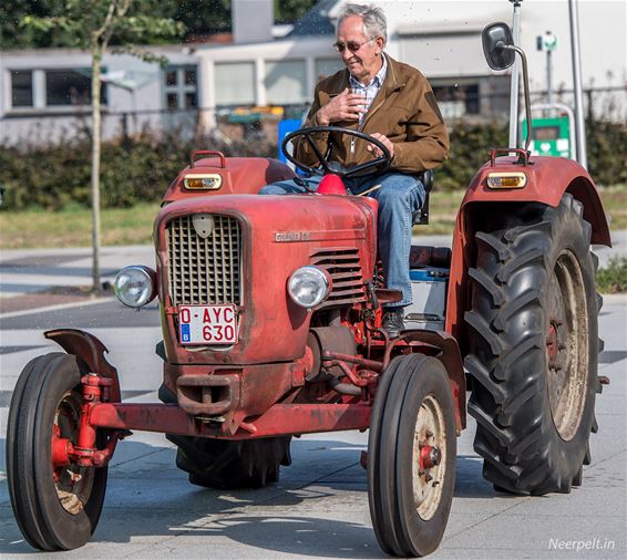 Meer dan 100 tractoren gewijd - Neerpelt