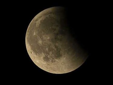 Bloedmaan blijft (lang) achter de wolken (3) - Pelt