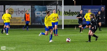 Bocholt VV geeft pandoering aan Kadijk SK dames - Bocholt & Pelt