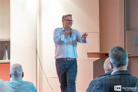 Boeiende lezing Joël De Ceulaer over democratie - Lommel