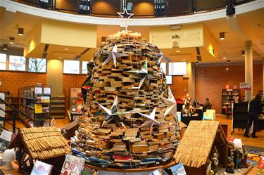 Kerstboom van boeken in de bib - Beringen