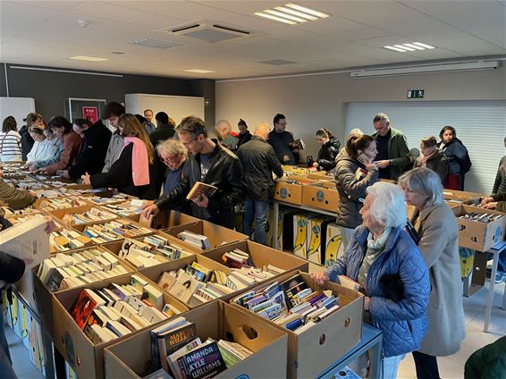 Boekenverkoop lokt veel volk - Leopoldsburg