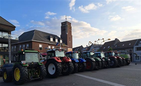 Boeren met tractoren voor het gemeentehuis - Pelt