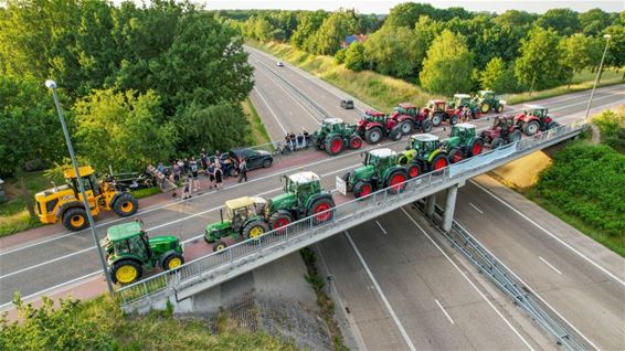 Boerenprotest op brug Noord-Zuidverbinding - Hechtel-Eksel & Pelt