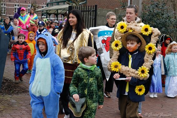 Bonte stoet van De Linde trekt door Overpelt - Pelt