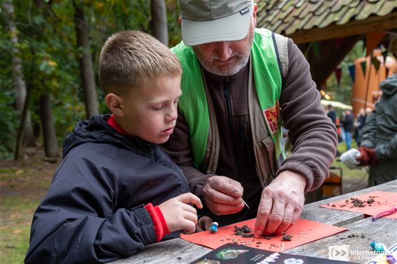 Braakballen uitpluizen tijdens familiedag Bosland